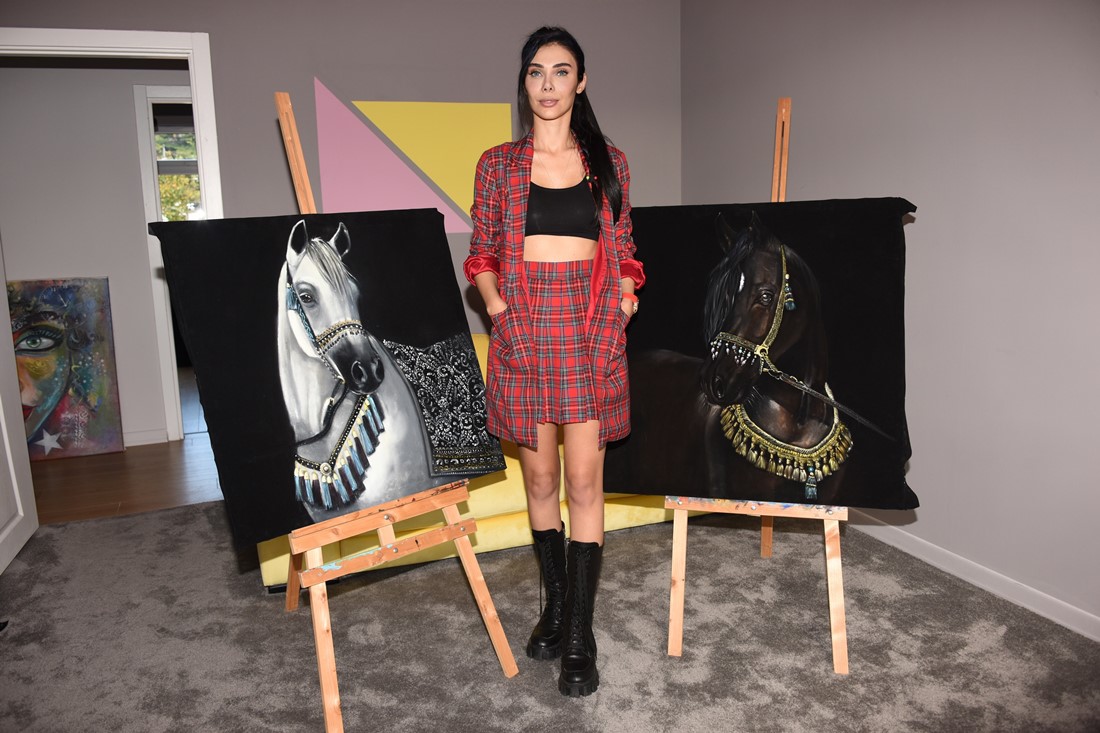 CEMİYET HAYATININ ÜNLÜ İSİMLERİ BU ÖZEL TABLOLARIN PEŞİNDE