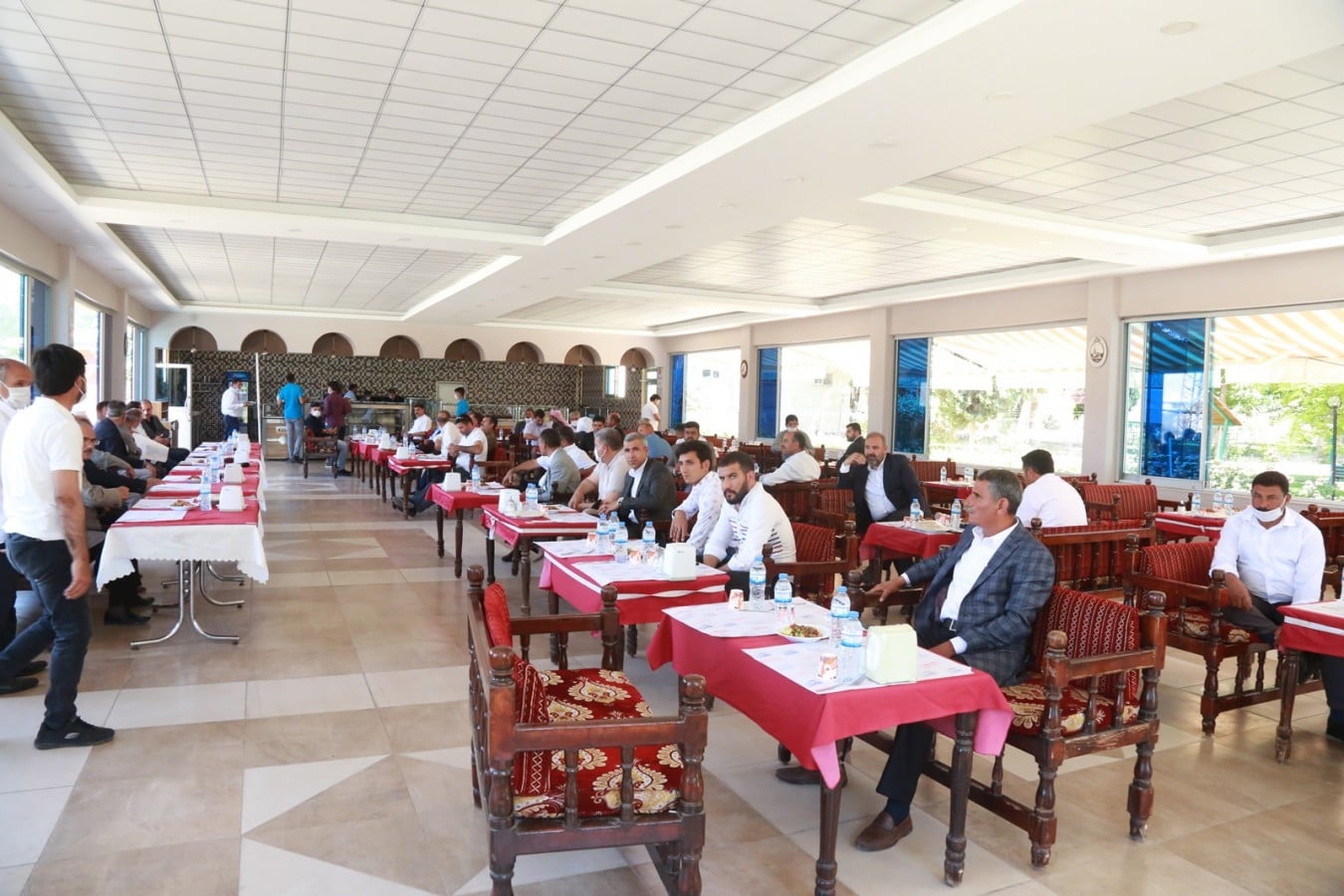 Bir 2 kişi, ayakta duran insanlar ve iç mekan görseli olabilir