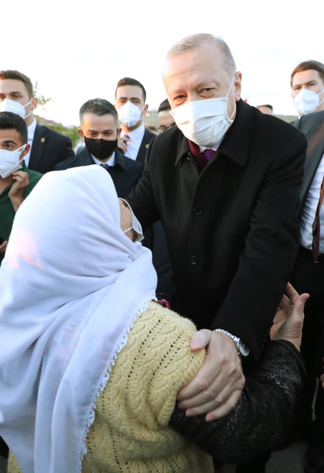 Bir 1 kişi, ayakta ve oturuyor görseli olabilir