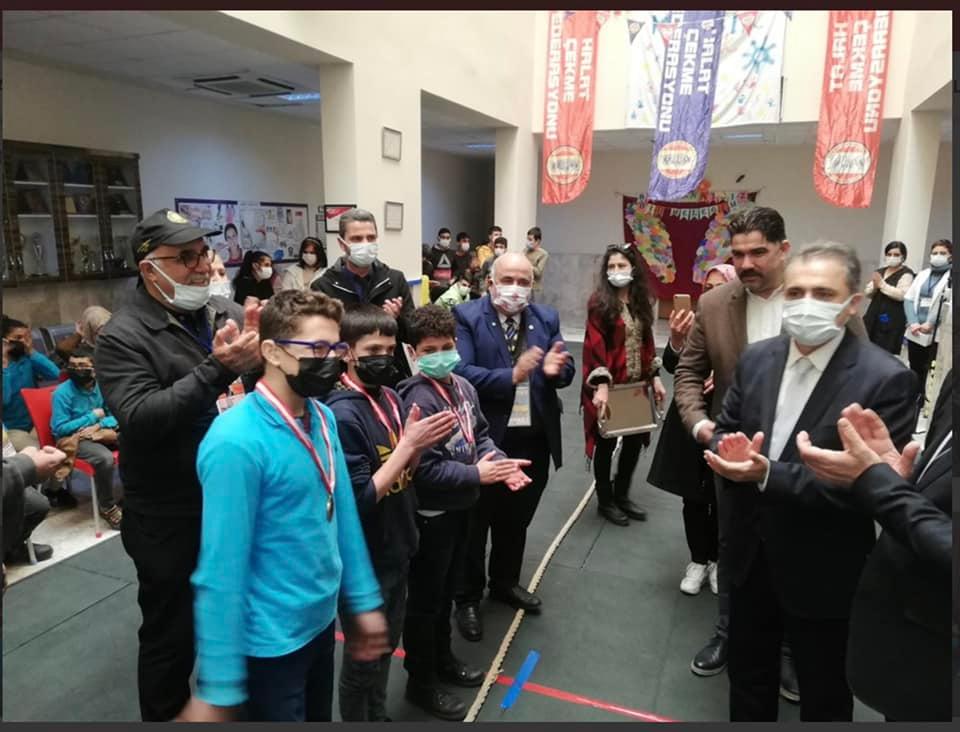 Bir 12 kişi, ayakta duran insanlar ve iç mekan görseli olabilir