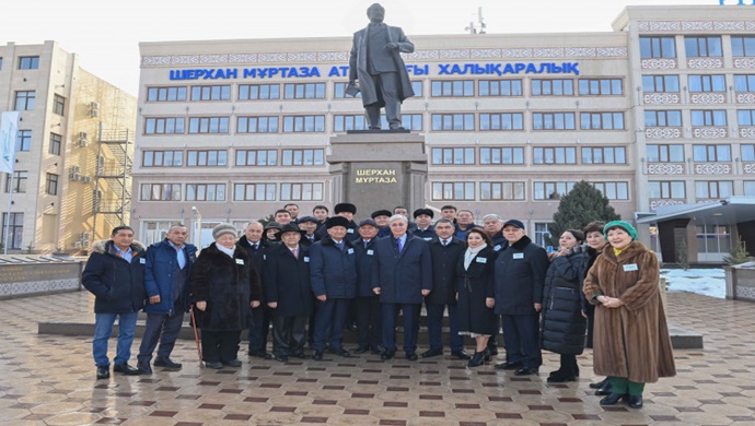 Президент возложил цветы к памятнику писателю Шерхану Муртазе