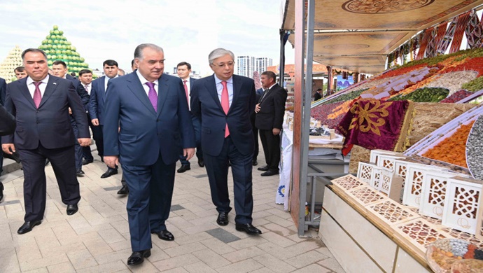 Қасым-Жомарт Тоқаев пен Эмомали Рахмон Тәжікстанның ауыл шаруашылығы және өнеркәсіп тауарларының көрме-жәрмеңкесін аралап көрді