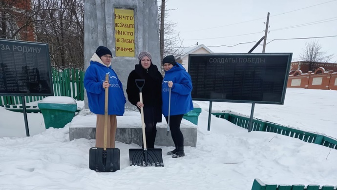 Ulyanovsk bölgesinde, Birleşik Rusya aktivistleri şehit askerlerin anısına bir temizlik günü düzenlediler