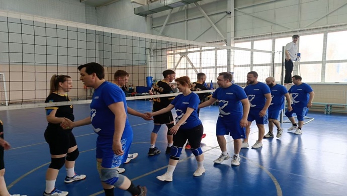 Birleşik Rusya, Surgut’ta parti temsilcileri arasında bölgesel voleybol şampiyonasının finalini düzenledi