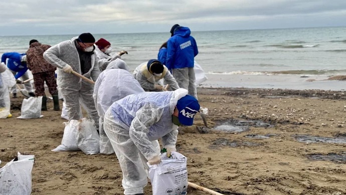 Birleşik Rusya ve MGER gönüllüleri, Anapa ve Temryuk bölgesindeki kıyı şeridinden 10 bin tonun üzerinde petrol ürününün toplanmasına yardımcı oldu