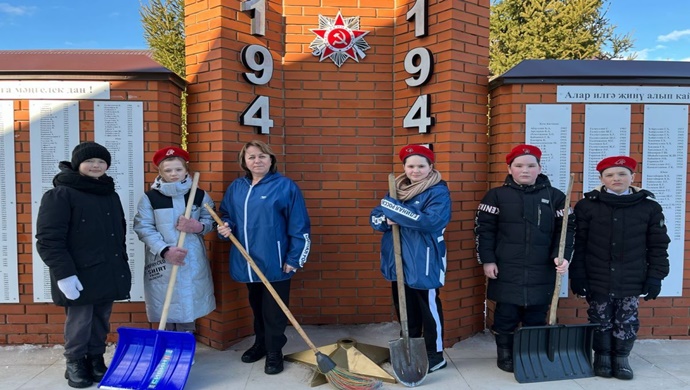 Tataristan’ın Vysokogorsk bölgesinde Birleşik Rusya üyeleri, Anavatan Savunucuları Anıtı’nda temizlik günü düzenledi