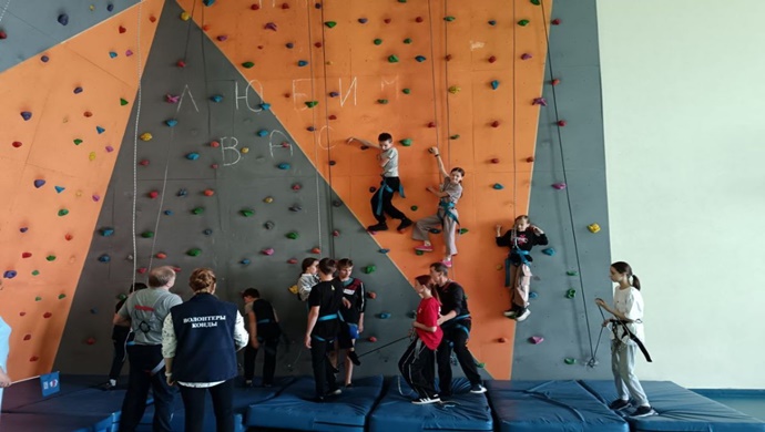 В Кондинском районе ХМАО «Единая Россия» организовала для школьников экскурсию в центр скалолазания