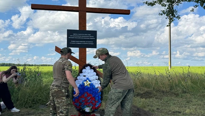 Волонтёры «Единой России» установили памятный крест погибшим в Курском приграничье военным медикам