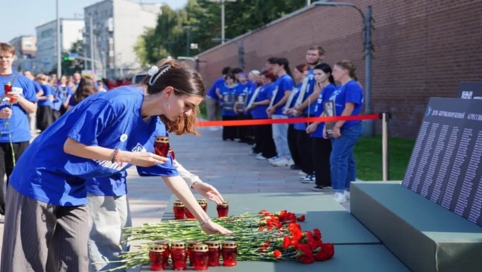 Birleşik Rusya Genç Muhafızları ve Gönüllü Şirketi aktivistleri, Donbass’taki savaş mağduru çocukların anısına etkinlikler düzenledi