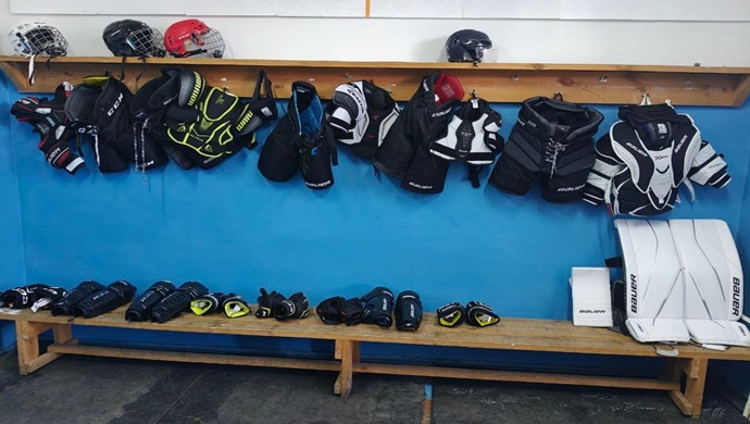 «Единая Россия» обеспечила новой экипировкой юных хоккеистов из Колосовки Омской области