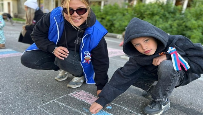 Flash moblar, üç renkli kurdele dağıtımı, konserler: Birleşik Rusya, ülke genelinde Bayrak Günü etkinlikleri düzenledi