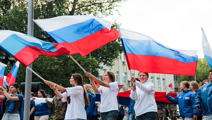 «Единая Россия» организовала праздничные акции ко Дню флага в ЦФО и на юге страны