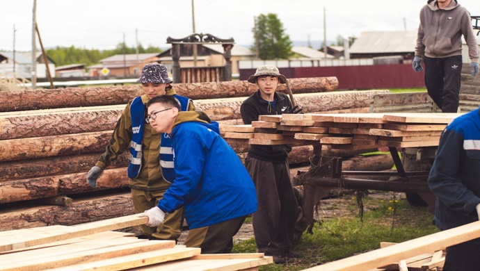 Birleşik Rusya Genç Muhafızları gönüllüleri Yakutistan’daki sel mağdurlarına yardım ediyor