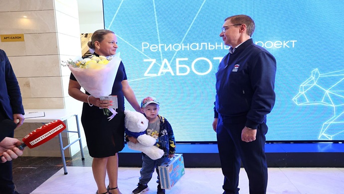 Vladimir Yakushev, Khanty-Mansiysk’te 14.000’inci “Zabota” kartını sundu