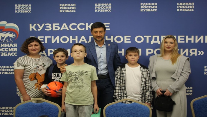 «Единая Россия» передала школьные принадлежности детям в регионах