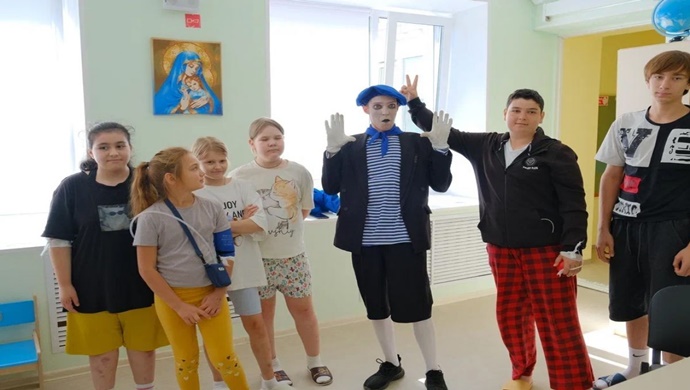 «Единая Россия» организовала в Сургуте театральное шоу для юных пациентов больницы