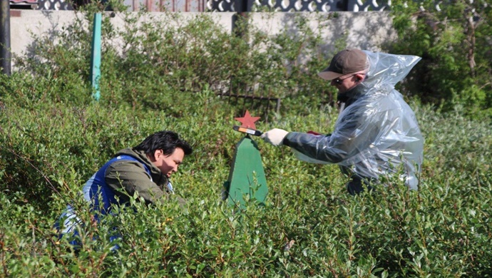 Anadyr’de Birleşik Rusya üyeleri, II. Dünya Savaşı gazilerinin mezar yerlerinde temizlik günü düzenledi