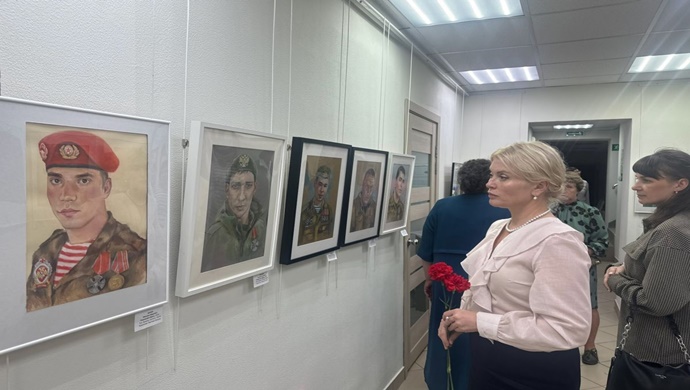 При поддержке «Единой России» в Челябинске открыли выставку о Героях СВО