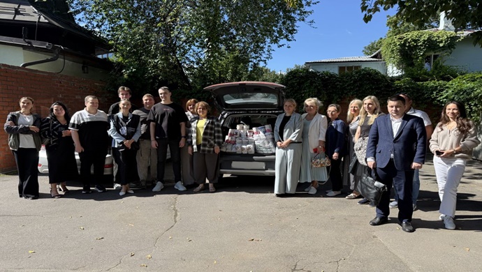 Moskova Birleşik Rusya üyeleri evsiz hayvanlar için kurulan barınaklara yardım bağışında bulundu