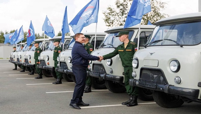 Vladimir Yakushev, SVO Gazileri ve KTO Vakfı ile birlikte Yekaterinburg’daki UAZ araçlarını Merkez Askeri Bölge askerlerine teslim etti