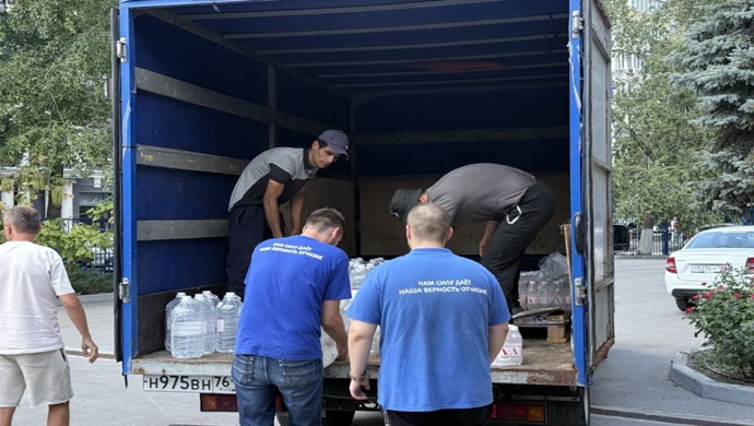 Birleşik Rusya Genç Muhafızları aktivistleri, insansız hava aracı saldırısından etkilenen Rostov-na-Donu sakinlerine yardım ulaştırdı