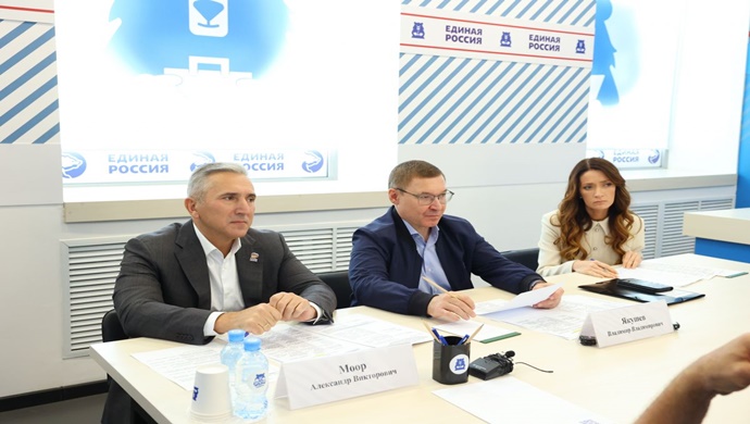 Владимир Якушев на личном приёме граждан в Тюмени подчеркнул важность общественного контроля за строительством социально значимых объектов