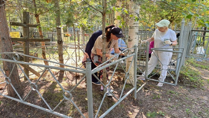 Nefteyugansk Birleşik Rusya üyeleri, Büyük Vatanseverlik Savaşı gazilerinin mezar yerlerini iyileştirdi