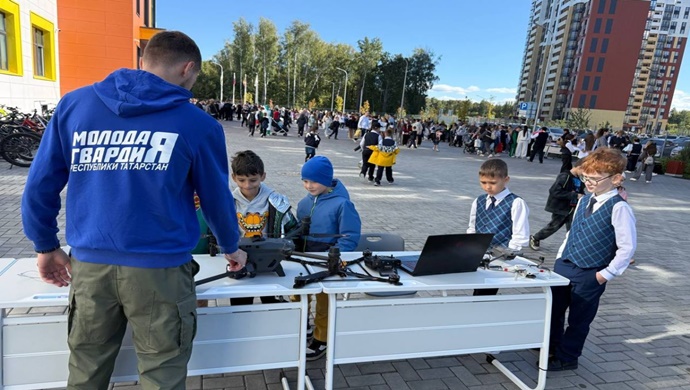 Активисты «Молодой Гвардии Единой России» представили школьникам Казани музей СВО