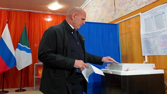 Seçimler güçlü bir devletin ve gelişmiş bir sivil toplumun işaretlerinden biridir: valiler ve senatörler bölgelerde oy kullanırlar