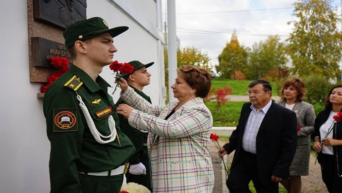 «Единая Россия» открыла в Иркутске мемориальную доску в честь участника СВО