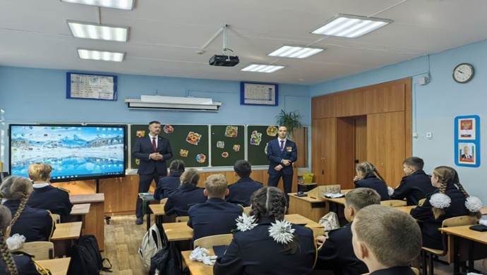 «Единая Россия» организовала встречу школьников с ветераном СВО в Ангарске Иркутской области