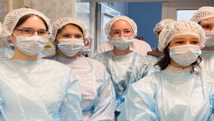 Birleşik Rusya, Murmansk’taki lise öğrencileri için bir hastaneye profesyonel gezi düzenledi.2025,