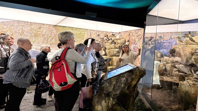 В Мурманской области «Единая Россия» организовала экскурсию для ветеранов в краеведческий музей