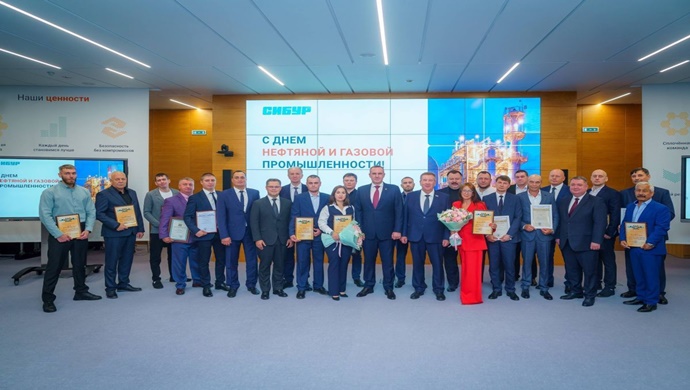 Birleşik Rusya Yugra üyeleri, petrol ve gaz sektöründeki çalışanların mesleki bayramlarını kutladı