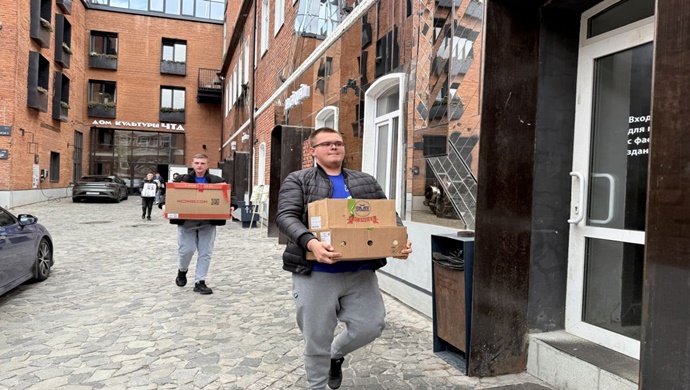 Birleşik Rusya Genç Muhafızları ve Gönüllü Şirketi, yeni bölgelerdeki öğretmenleri mesleki tatilleri dolayısıyla tebrik edecek.