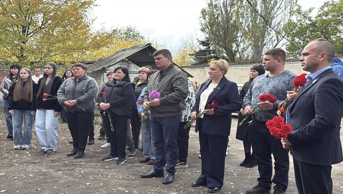 «Единая Россия» открыла в Торезе (ДНР) мемориальную доску в память об участнике СВО