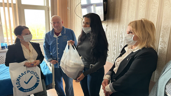 В Москве активисты «Единой России» навестили раненых участников СВО в госпитале П.В. Мандрыка