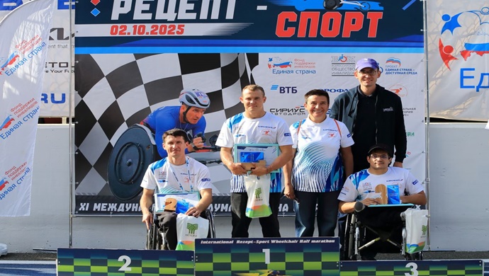 «Единая Россия» поддержала полумарафон на спортивных колясках в «Сириусе»