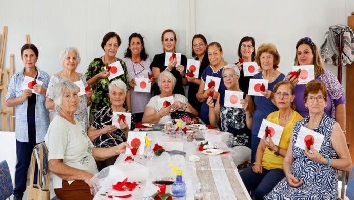 Cumhurbaşkanı Ersin Tatar’ın eşi Sibel Tatar, kadın kursiyerlerle birlikte Medoş Lalesi yaptı