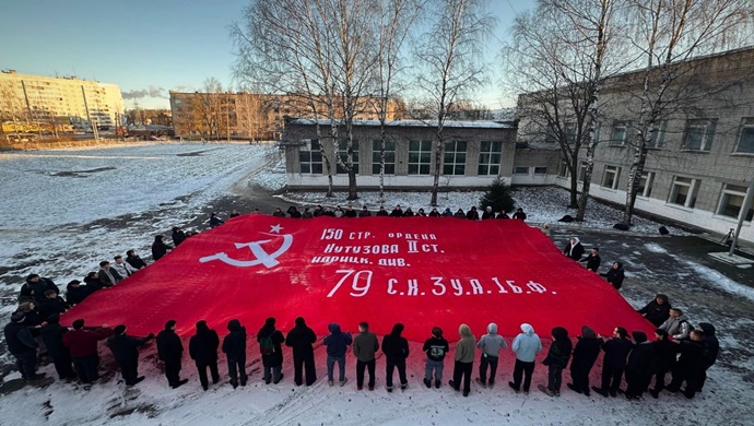 Birleşik Rusya, Kostroma’da 50 metrelik bir Zafer Sancağı açtı
