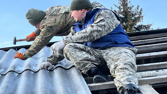 Birleşik Rusya gönüllüleri, Kursk sınır bölgesinde 80’den fazla evi ve 2.500 metrekarelik hasarlı çatıyı onardı