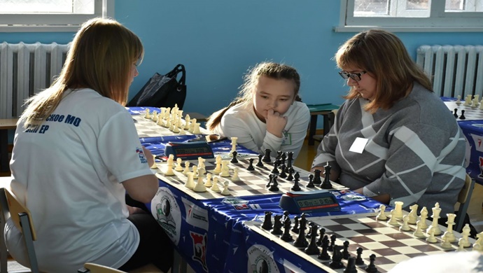 Birleşik Rusya’nın desteğiyle Kurgan bölgesindeki Shatrovo köyünde bir aile satranç turnuvası düzenlendi