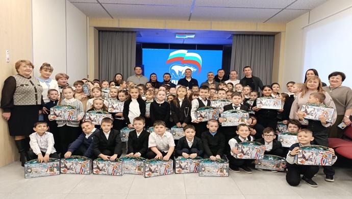 Tataristan ve Stavropol Bölgesi’nden Birleşik Rusya üyeleri, Luhansk Halk Cumhuriyeti’ndeki şehirlere insani yardım ve yeni yıl hediyeleri ulaştırdı