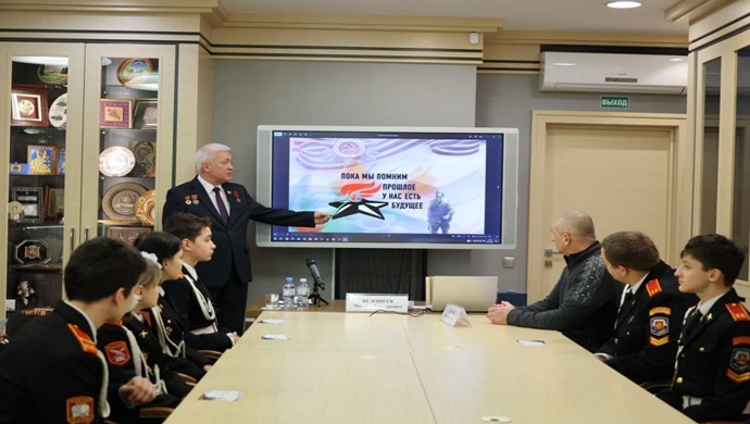 Birleşik Rusya, Moskova ve Murmansk’taki öğrenciler arasında vatanseverlik bağlarını güçlendiriyor