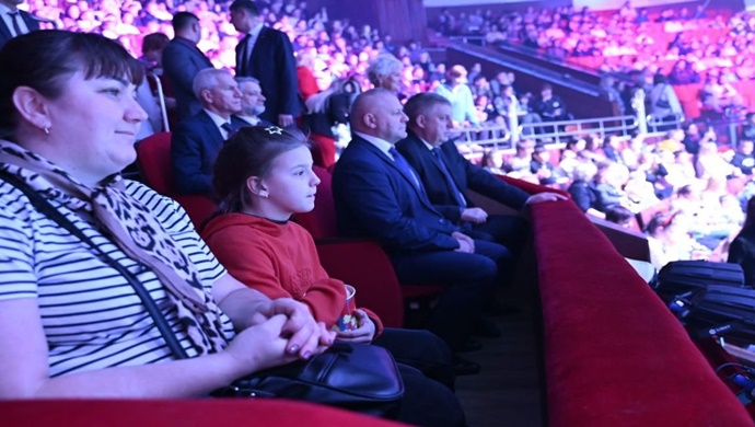 Sirk ve tiyatro ziyaretleri, spor malzemeleri, akıllı hoparlör ve el işi setleri: Birleşik Rusya, “Yolka Zhelaniy” (Dilek Ağacı) kampanyası kapsamında çocukların hayallerini gerçekleştiriyor