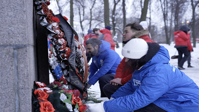 St. Petersburg’da, Birleşik Rusya Genç Muhafızları ve Gönüllü Birliği aktivistleri, Stalingrad Savaşı kahramanlarının anısını onurlandırdı