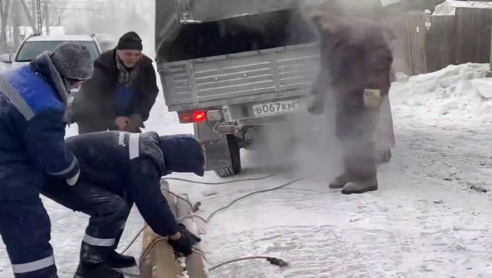 Birleşik Rusya, Irkutsk Oblastı’ndaki Bodaibo’da meydana gelen ve elektrik kesintisi nedeniyle dondurucu soğuklarda ısınma imkanından mahrum kalan sakinlere yardım sağlıyor