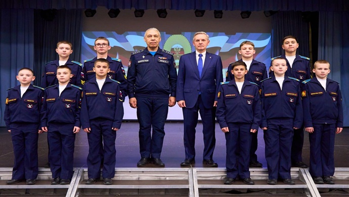 Birleşik Rusya aktivistleri, Tyumen’deki askeri öğrencilere Büyük Vatanseverlik Savaşı sırasında hemşehrilerinin gösterdiği emek kahramanlığını anlattılar