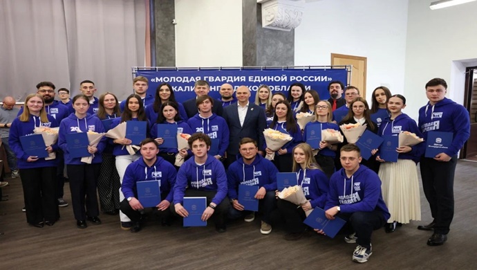 Kaliningrad’da, Birleşik Rusya Genç Muhafızları aktivistleri, gençlerle bölgenin güncel kalkınma konularını görüştüler