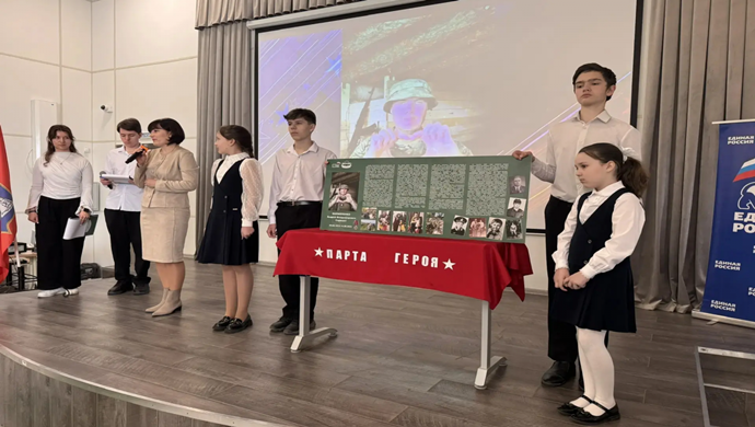 Birleşik Rusya, Sevastopol’deki bir okulda, SVO katılımcısı onuruna bir Kahraman Masası açılışı yaptı